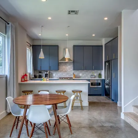 Contemporary Home Centrally Located Near Soco & Dt